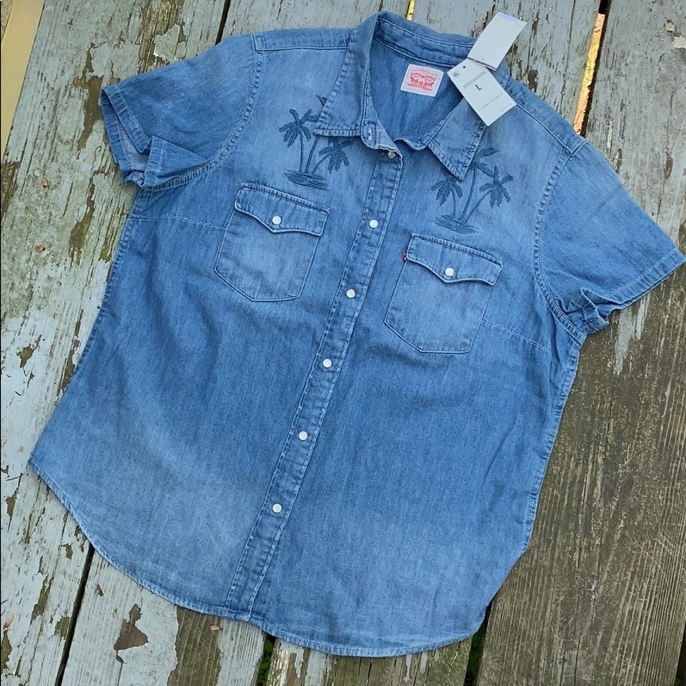 NWT Levi’s Short Sleeve Denim Embroidered Top